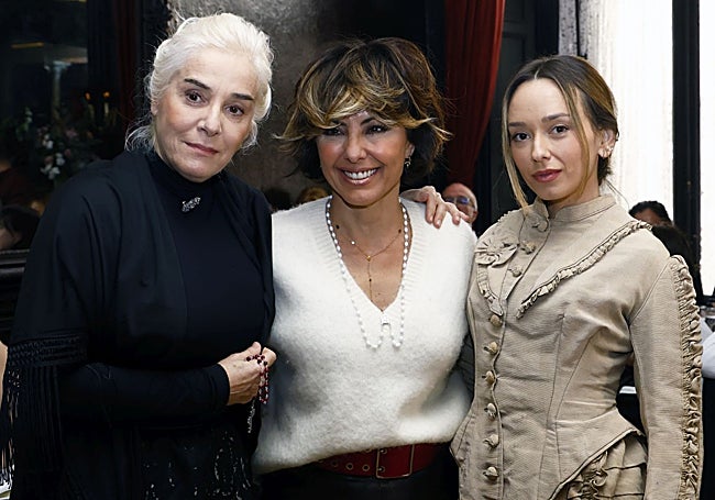 Anabel Alonso, Sonsoles Ónega y Lucía de la Fuente en la presentación teatralizada.