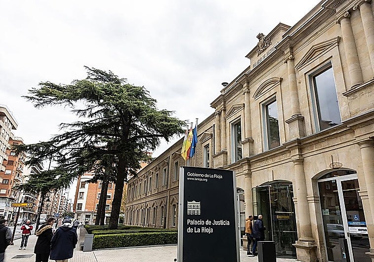 Condenan a 31 adultos a entre 6 meses y un año por abusar de un menor en una web de citas