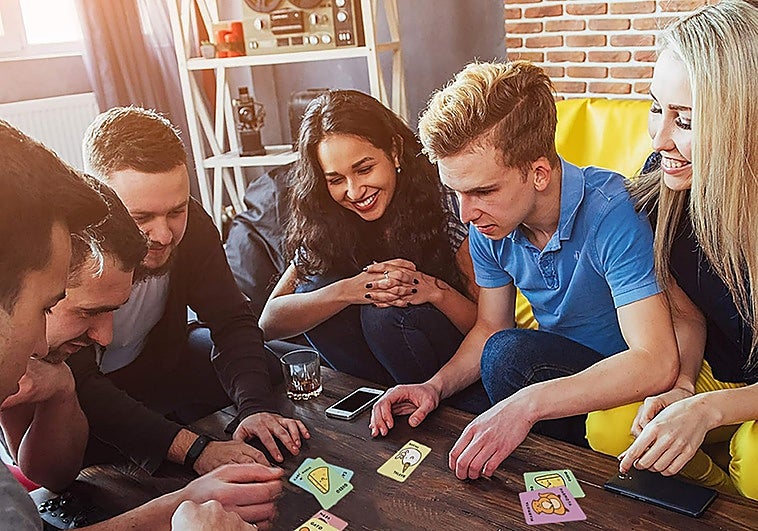 Los mejores juegos de cartas rápidos y baratos para entretener las reuniones familiares y de amigos