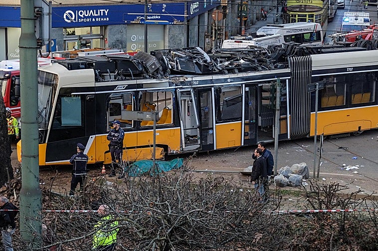 Al menos dos muertos y 40 heridos por el descarrilamiento de un tranvía en Milán