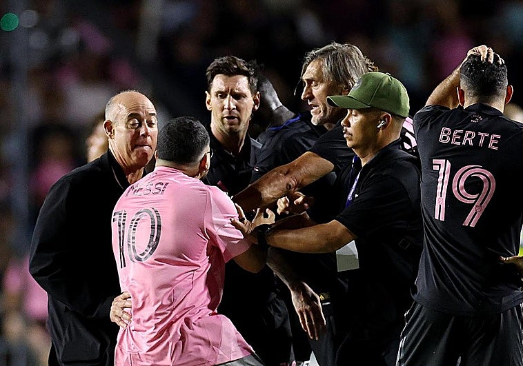 Messi acaba por los suelos tras una invasión de campo en Puerto Rico