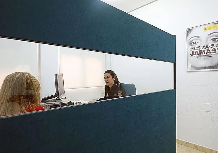 Agrede sexualmente a una joven con antifaz para dormir en Valencia que lo confundió con su novio