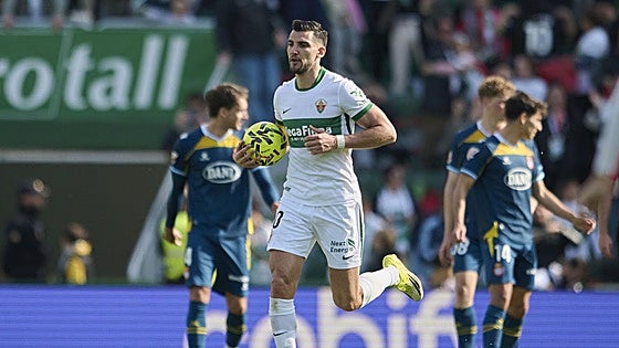 Rafa Mir, en el centro de la polémica: el acta del Elche-Espanyol recoge un presunto «viniste en patera»