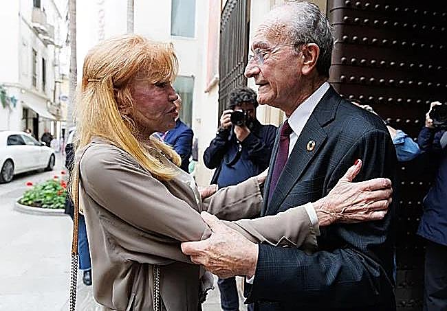 Malaga belediye başkanı Barones Thyssen'i kabul etti.