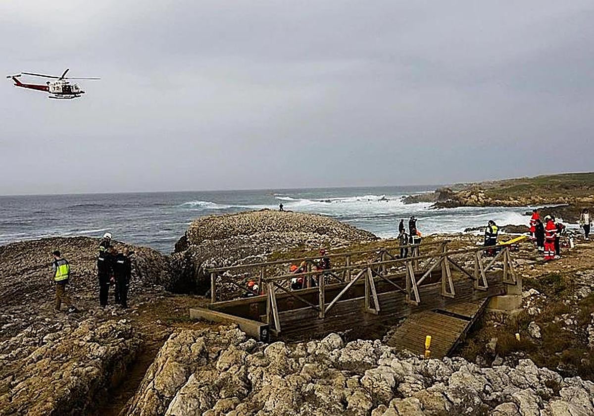 Cinco estudiantes mueren al derrumbarse una pasarela en El Bocal de Santander y buscan a otra persona