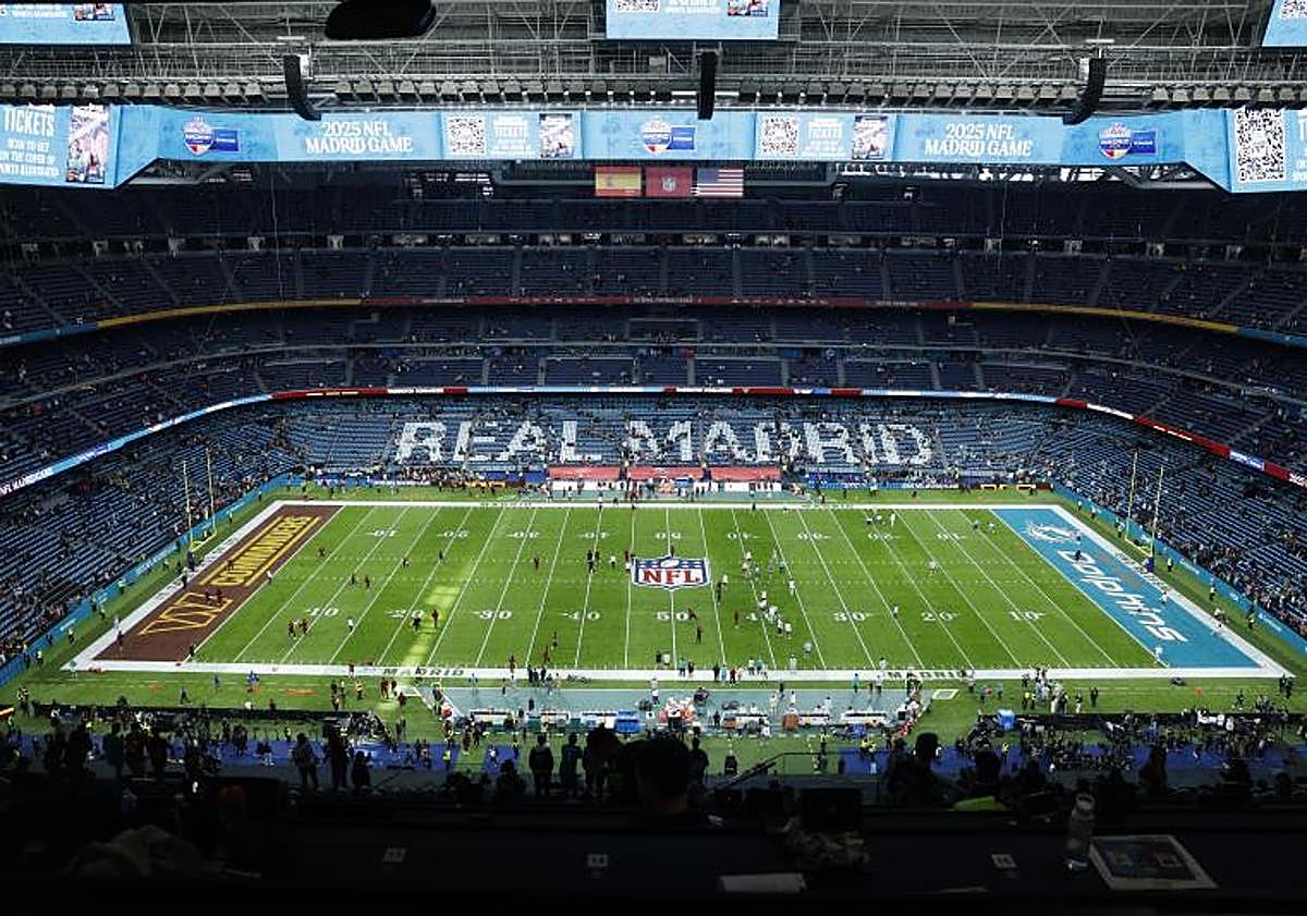 Imagen principal - El duelo que disputaron los Miami Dolphins y los Washington Commanders el pasado mes de noviembre llenó de colorido el Santiago Bernabéu.