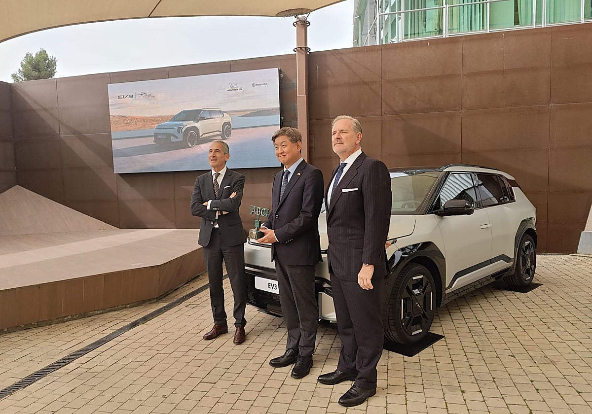 Eduardo Divar, en primer plano, junto al embajador de Corea  Lim Soosuk (en el centro) y Emilio Herrera (izquierda)