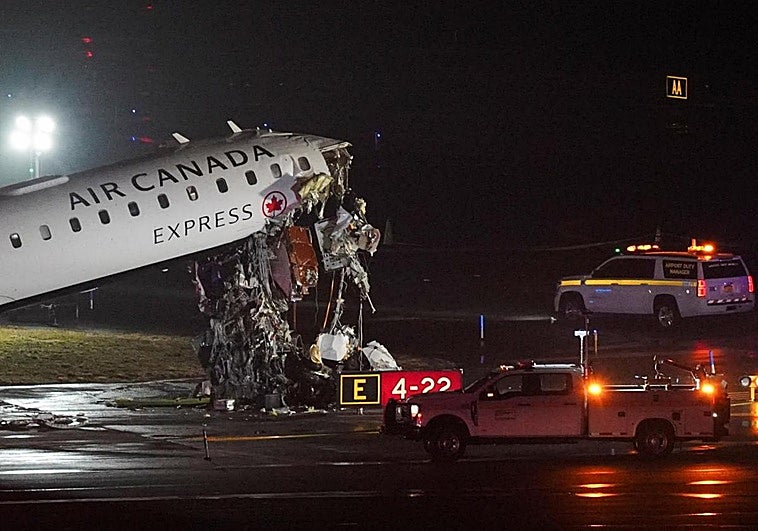 Dos muertos tras chocar un avión de pasajeros y un camión de bomberos en el aeropuerto de LaGuardia en Nueva York