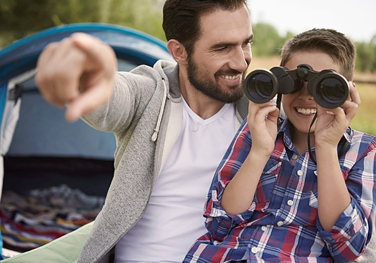 Los mejores prismáticos de bolsillo con estabilizador para padres viajeros y aventureros