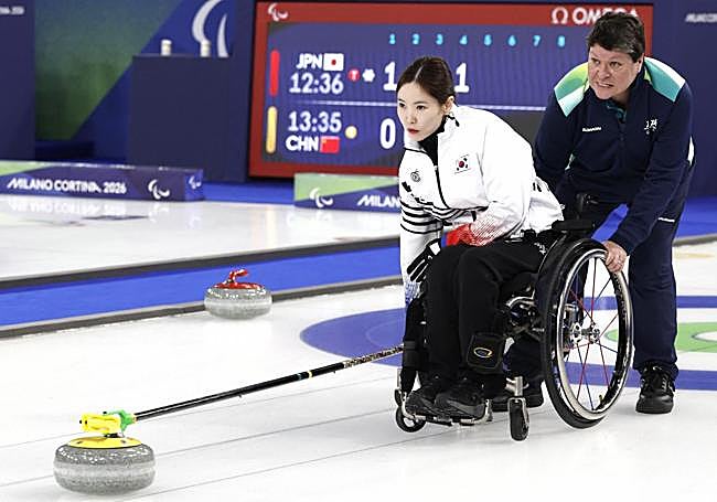 Una deportista de Korea lanza una piedra.