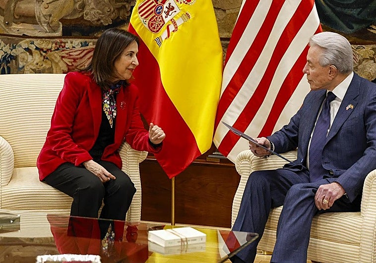 Moncloa carga contra el PP por la «interpretación espuria» de la charla de Robles con el embajador de EE UU