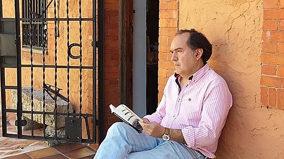 Una pizza, un padre divorciado y una hija adolescente sin novio: García Yebra explora con humor las diferencias generacionales