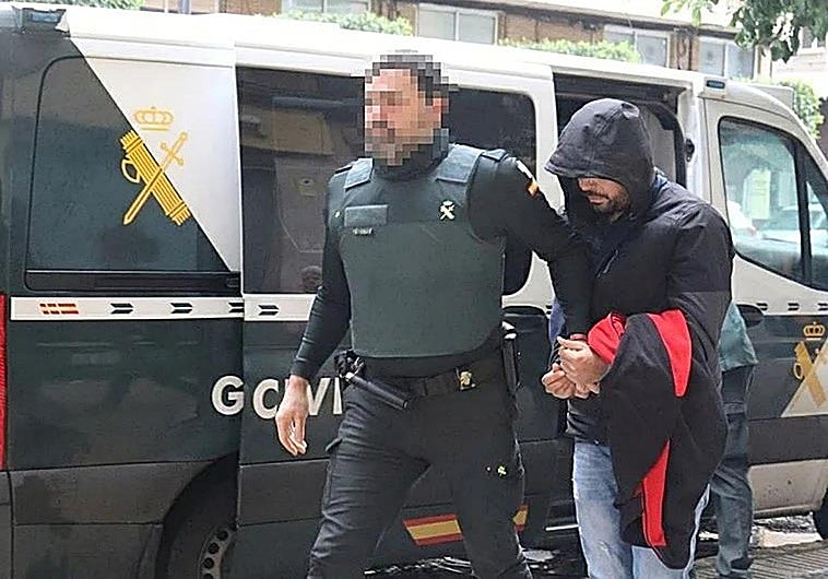 Detenido por los malos tratos a su pareja, hospitalizada tras caer desde un tercer piso