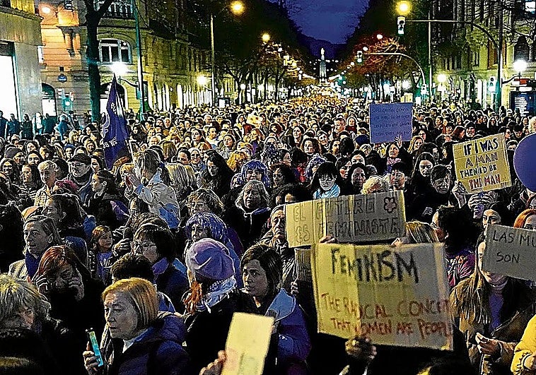 Denuncian a cinco jóvenes en Vizcaya por difundir un vídeo sexual de una menor