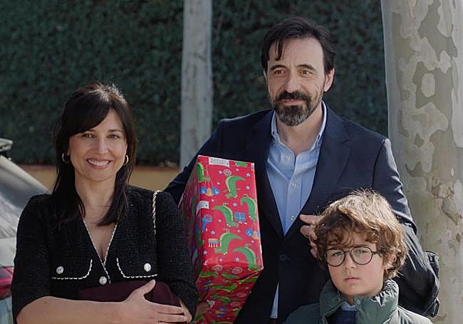 Marian Álvarez, Israel Elejalde y el pequeño Suso Nanclares en 'Altas capacidades'.