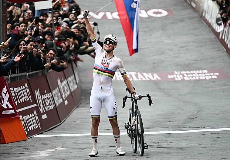 Pogacar sigue compitiendo con la historia