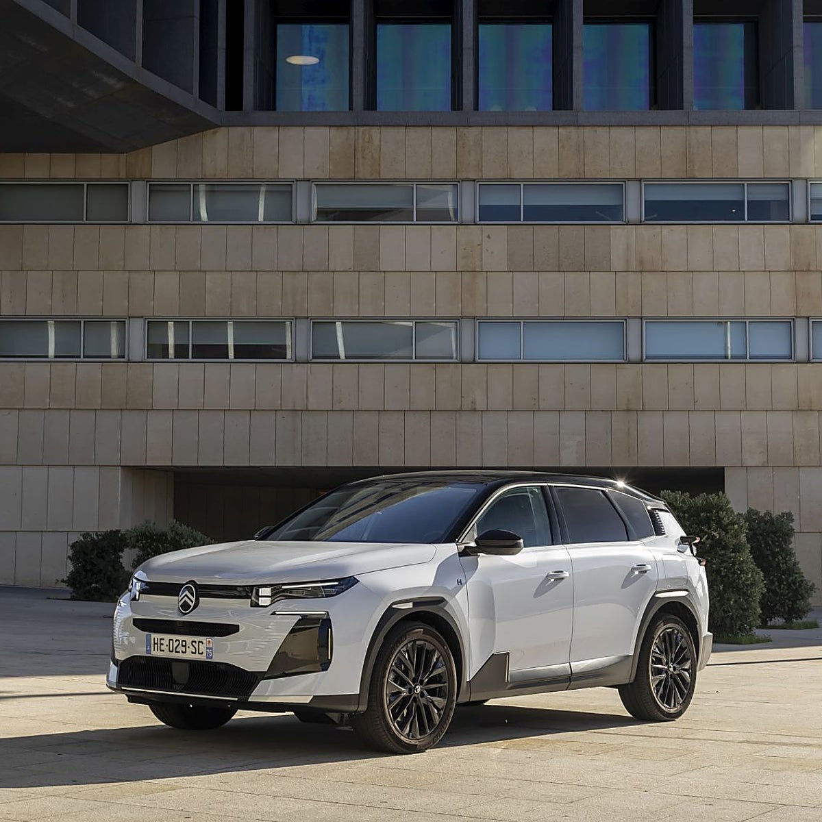 Disponible desde 26.790 €, el nuevo CitroënC5 Aircross ofrece una estética musculosa, esbelta y de líneas tensas y fluidas