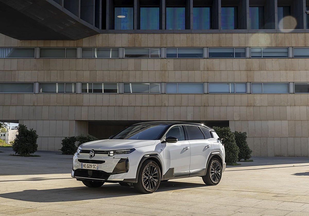 Disponible desde 26.790 €, el nuevo CitroënC5 Aircross ofrece una estética musculosa, esbelta y de líneas tensas y fluidas