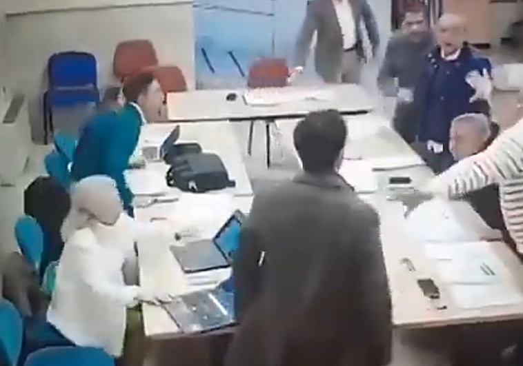 Dimite un concejal del PSOE en Aranjuez por lanzar café a un portavoz de Vox durante una comisión