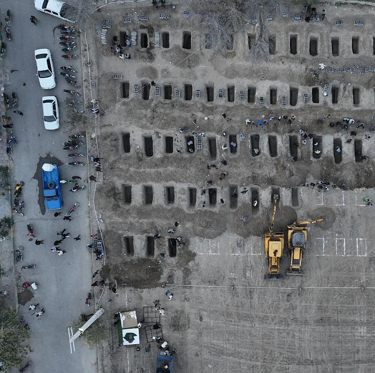 Las tumbas para las 175 víctimas del ataque a la escuela en Minab.