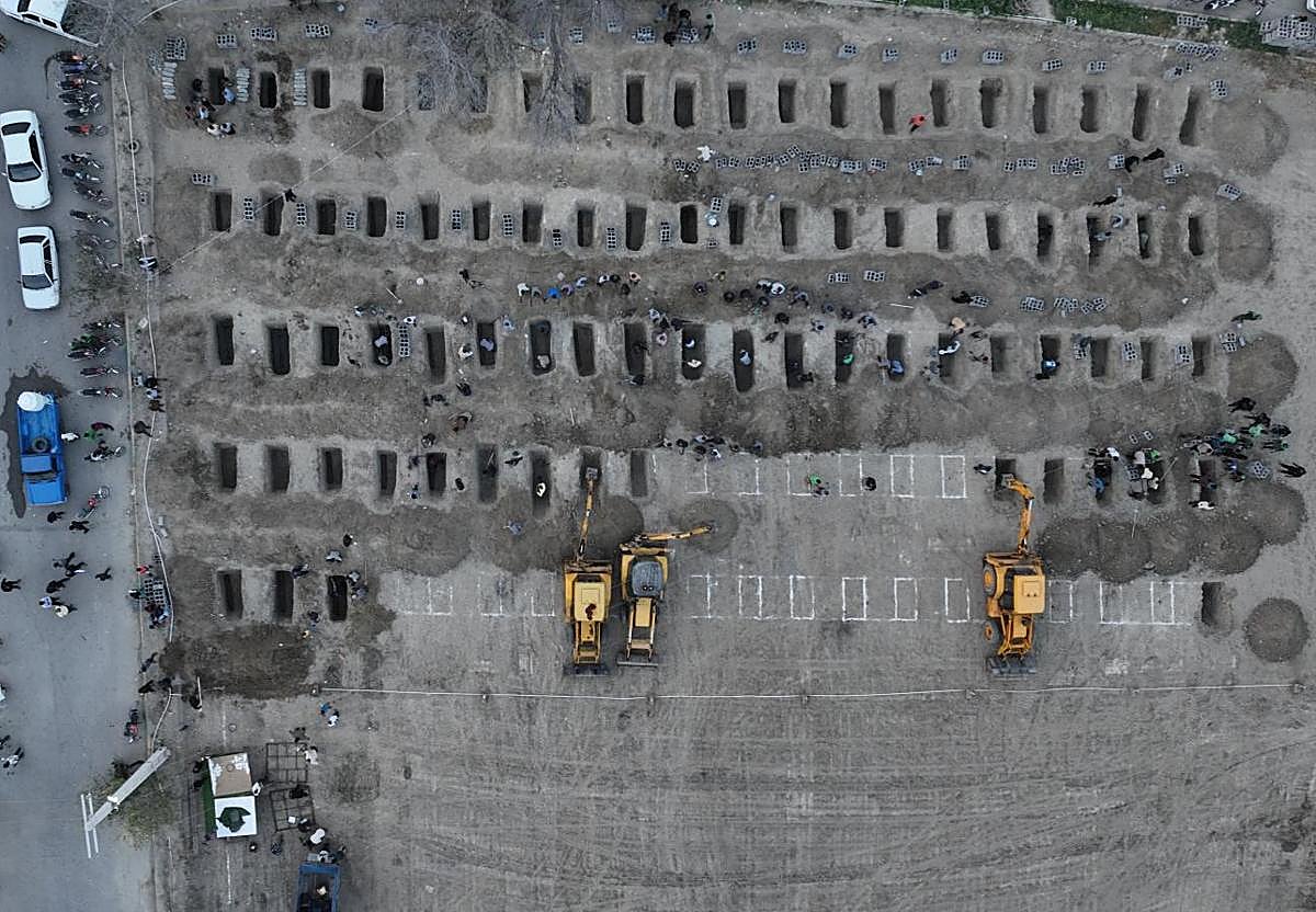 Las tumbas para las 175 víctimas del ataque a la escuela en Minab.