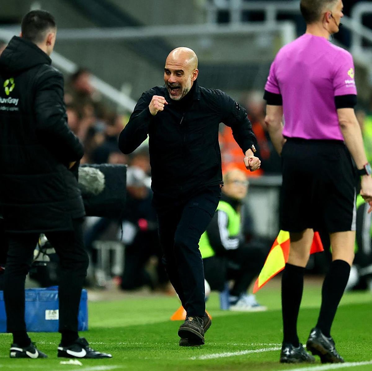 Pep Guardiola celebra un gol del Manchester City.