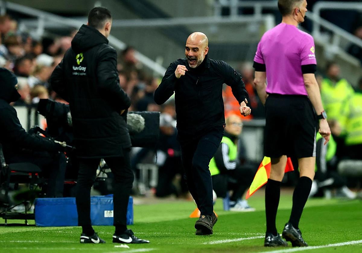 Pep Guardiola celebra un gol del Manchester City.