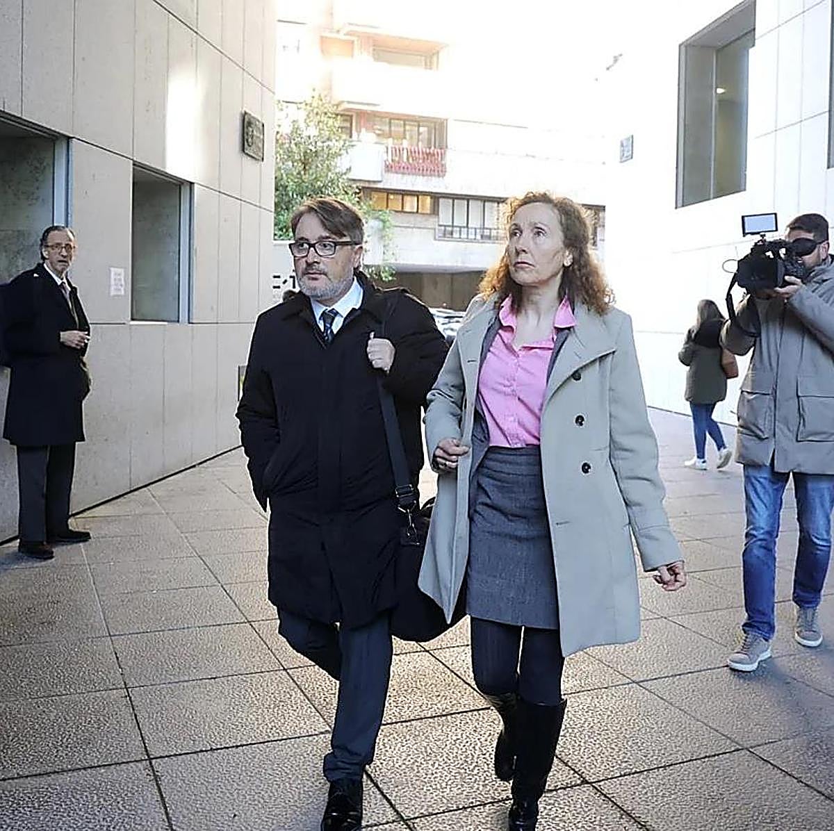 Los letrados del matrimonio, Javier Muñoz Pereira y Elena González, a su llegada al juicio.