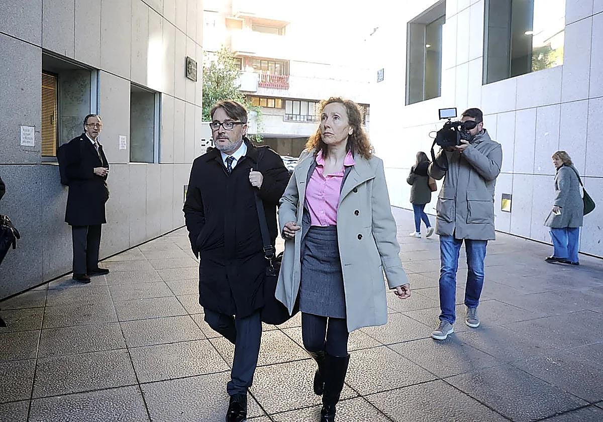 Los letrados del matrimonio, Javier Muñoz Pereira y Elena González, a su llegada al juicio.