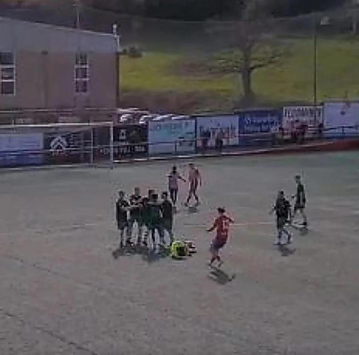 Momento en el que el colegiado cae al suelo tras la presunta agresión.