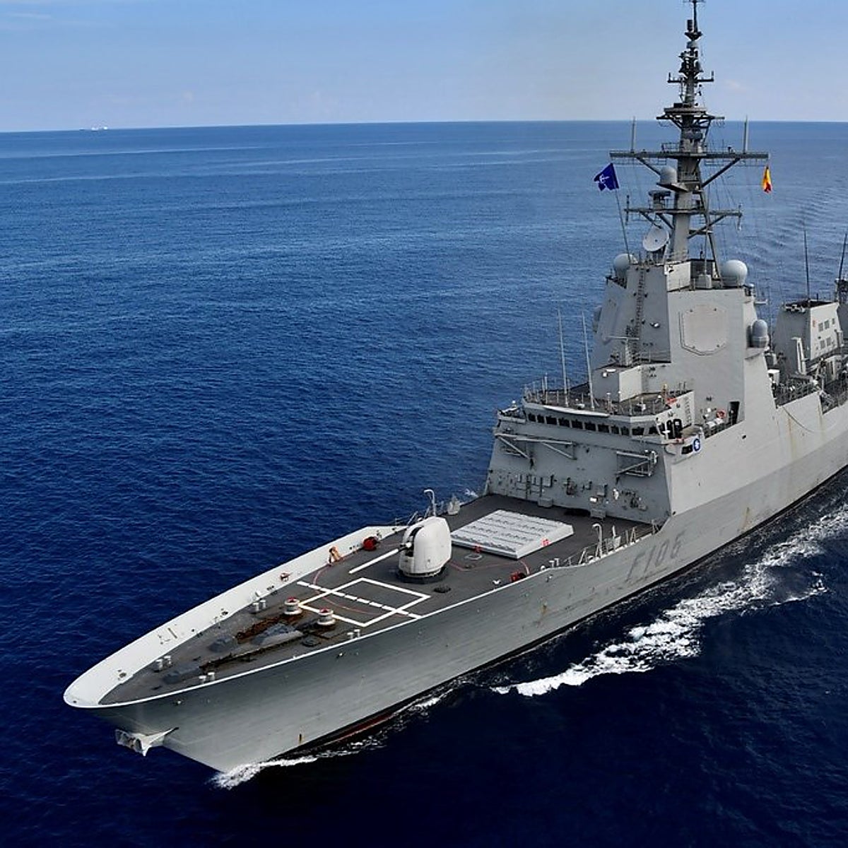 Fragata Cristóbal Colón, modelo F-105 y con una tripulación de 205 efectivos, en una operación de la OTAN.