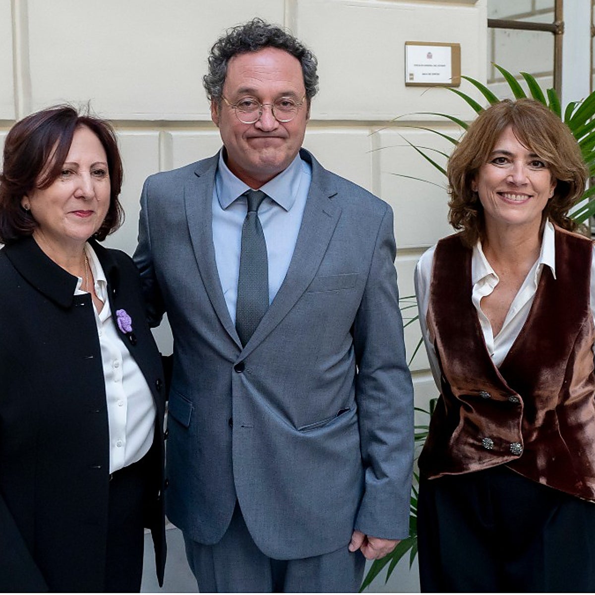 Teresa Peramato durante su toma de posesión con sus dos inmediatos antecesores, Álvaro García y Dolores Delgado.