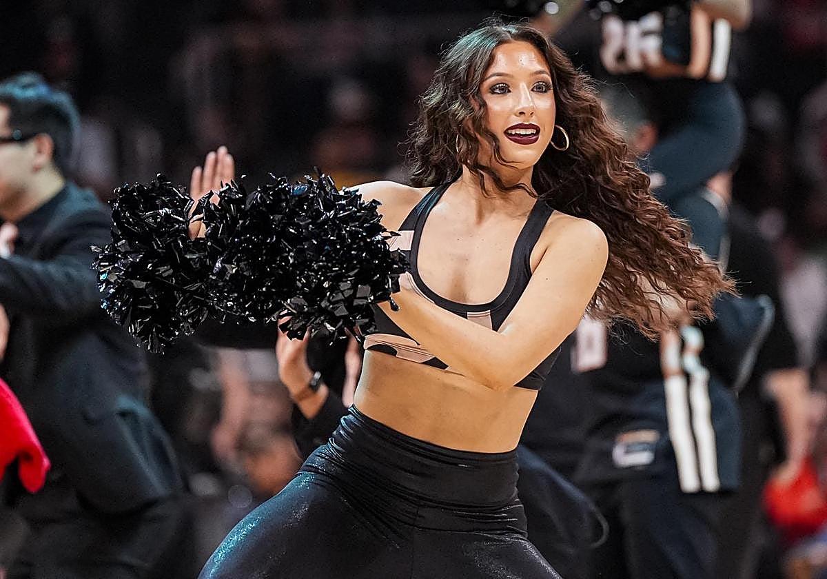 Una animadora de los Atlanta Hawks baila durante un partido de la NBA.