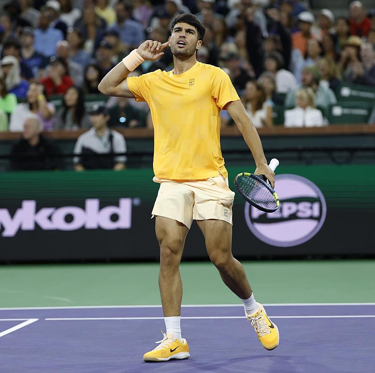 Carlos Alcaraz hace su característico gesto durante el duelo que mantuvo con Arthur Rinderknech en Indian Wells.