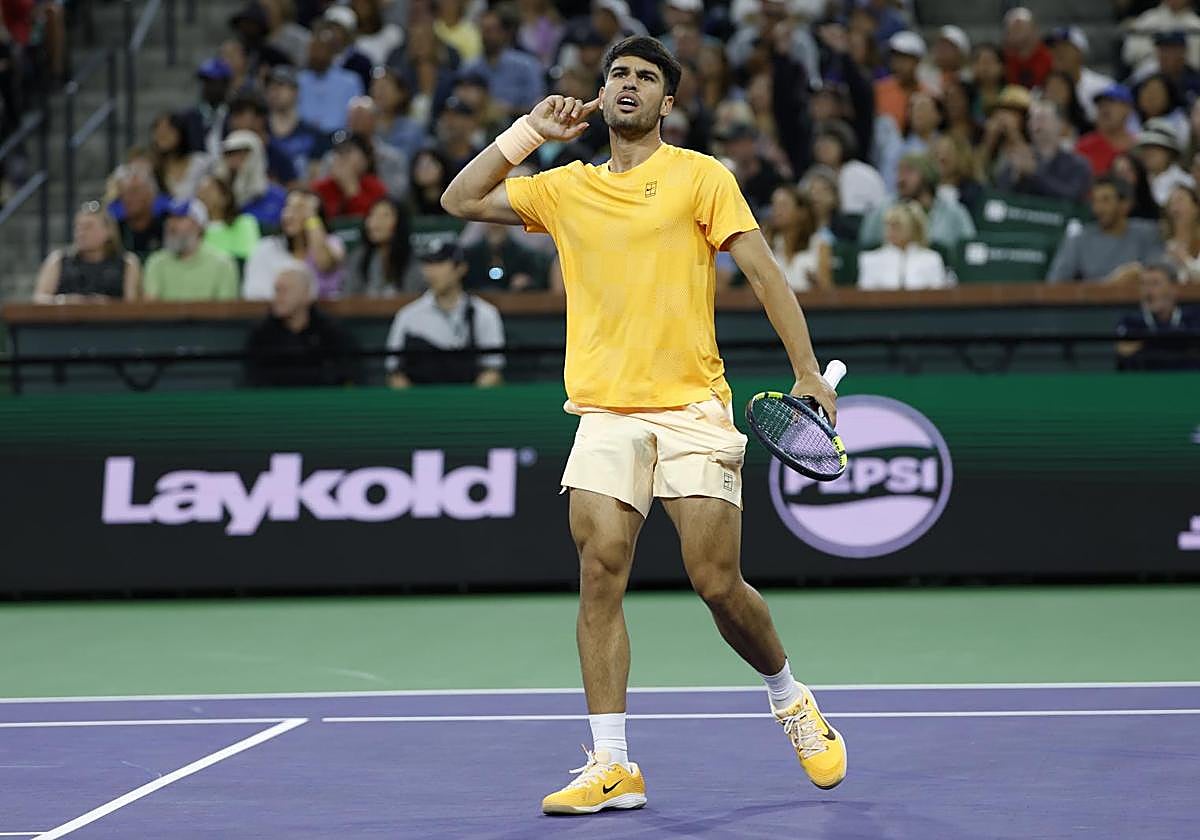 Carlos Alcaraz hace su característico gesto durante el duelo que mantuvo con Arthur Rinderknech en Indian Wells.