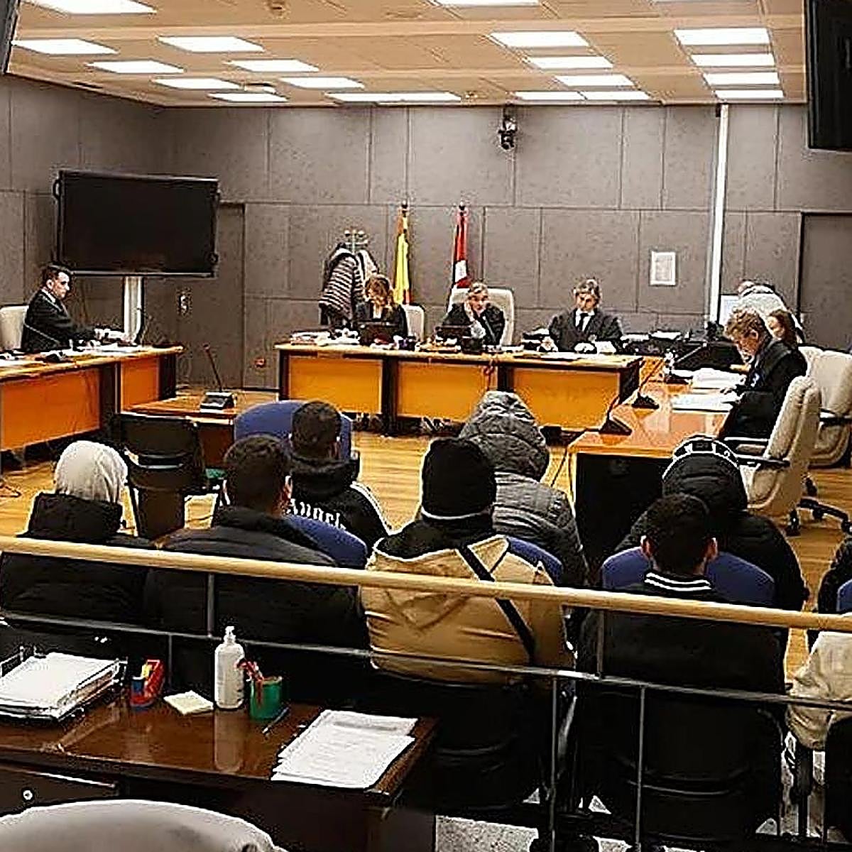 Nueve de los acusados, en el banquillo el primer día del juicio.