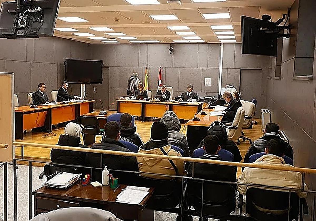 Nueve de los acusados, en el banquillo el primer día del juicio.