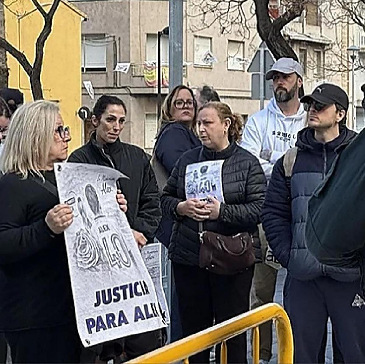 Familiares de Álex exigen justicia mientras esperan, en los juzgados de Sueca, la salida del presunto asesino del menor de trece años.