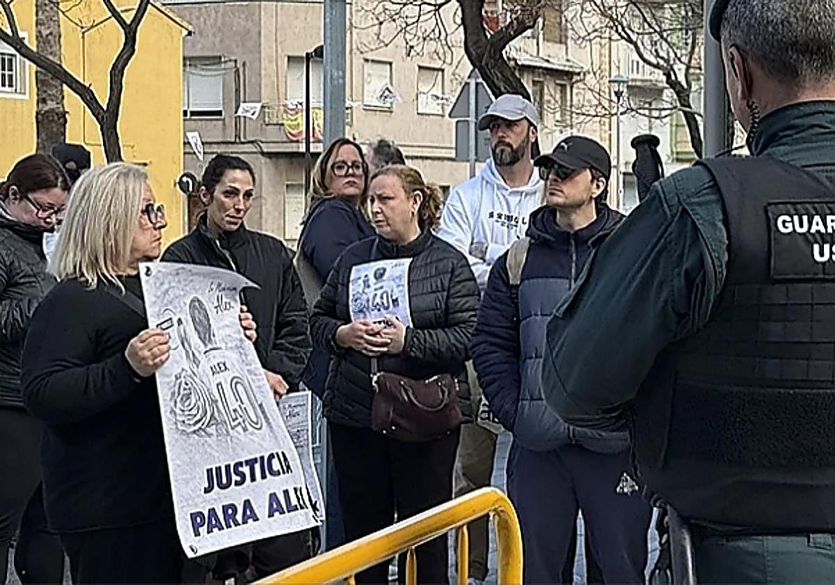 Familiares de Álex exigen justicia mientras esperan, en los juzgados de Sueca, la salida del presunto asesino del menor de trece años.