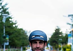 Si te gusta montar en bicicleta, necesitas estos cascos inteligentes para una mayor seguridad