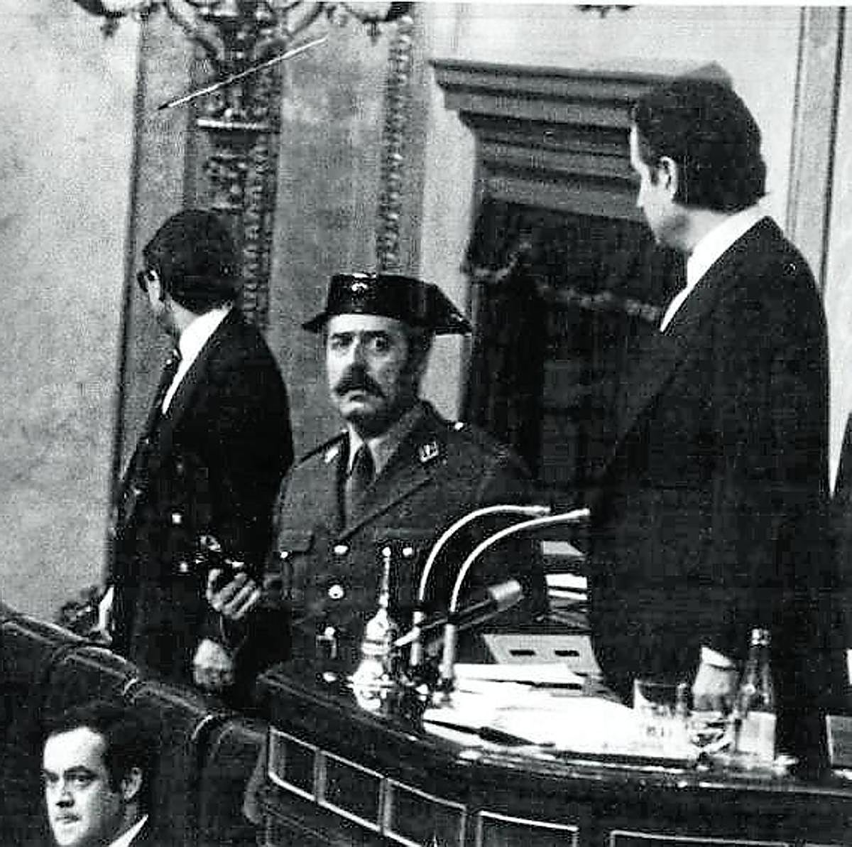 Antonio Tejero, arma en ristre, durante el 23-F.