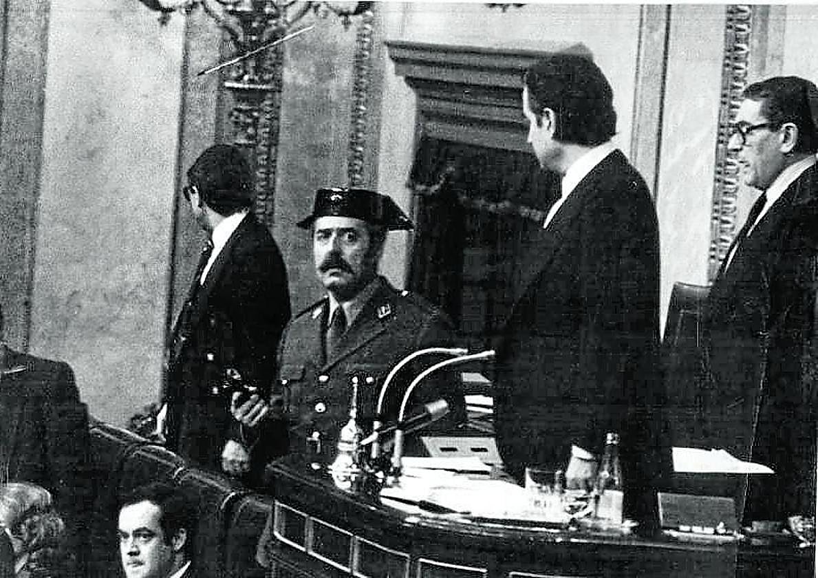 Antonio Tejero, arma en ristre, durante el 23-F.