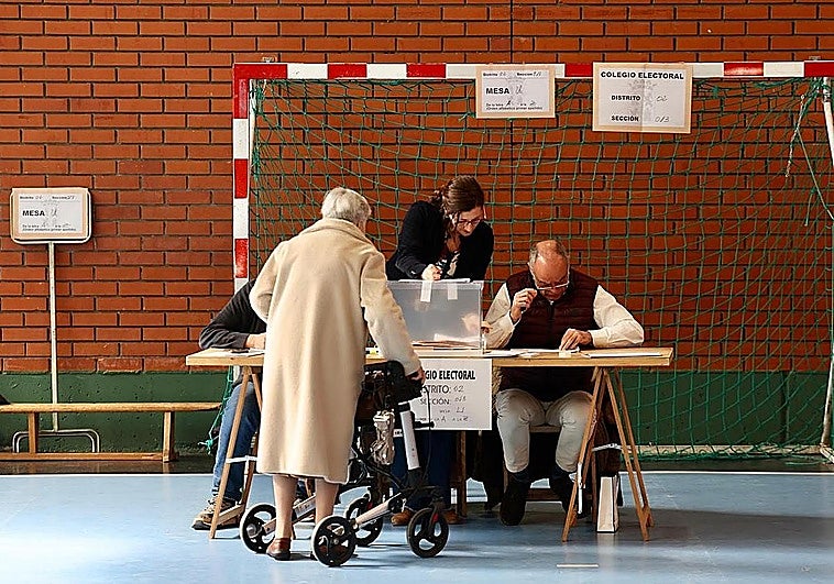 La participación electoral en Castilla y León rozaba el 53,2% a las 18:00 horas, un punto y medio más