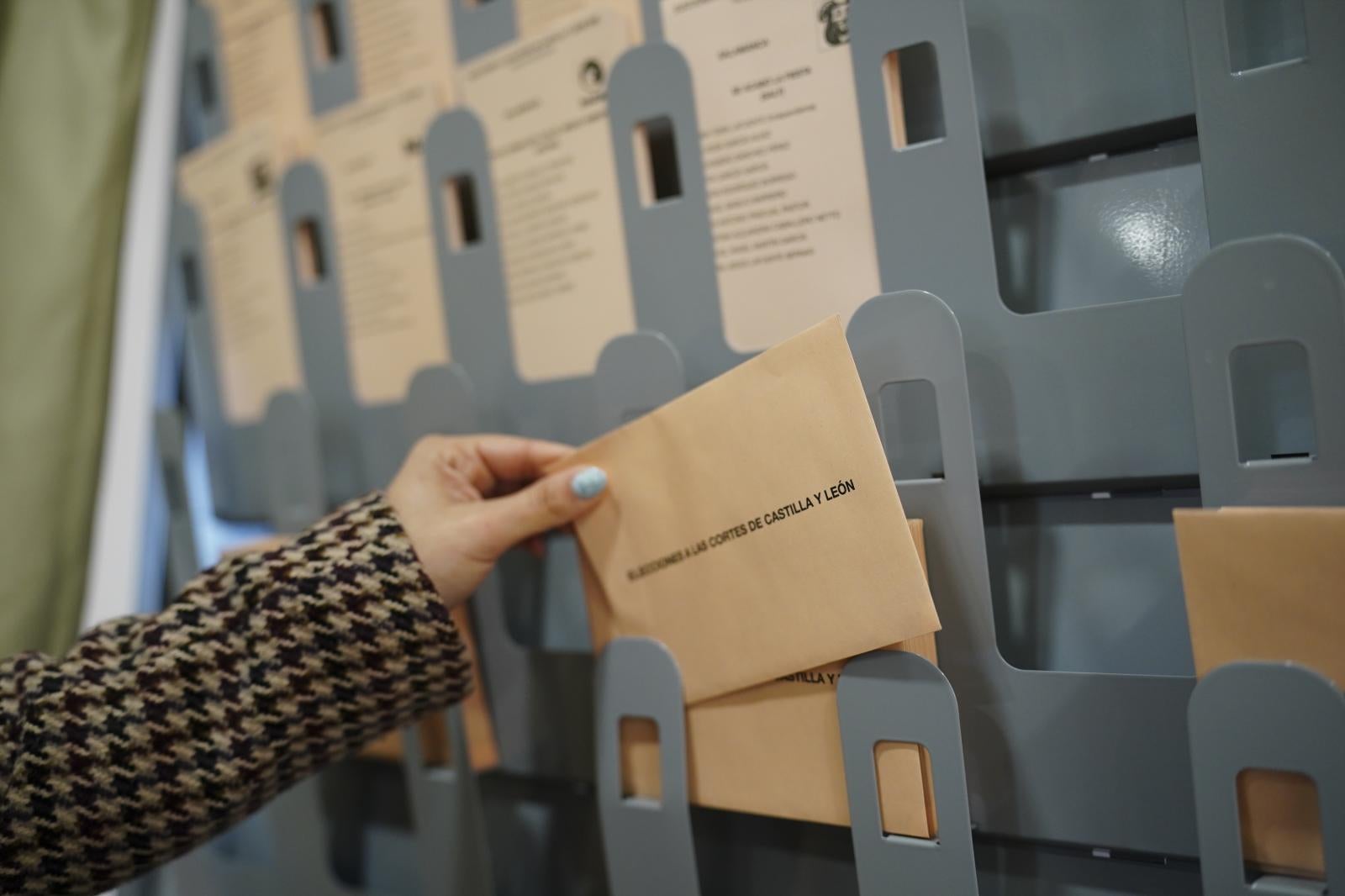 En directo: Los primeros datos del recuento apuntan a una victoria del PP, con caída del PSOE y Vox al alza