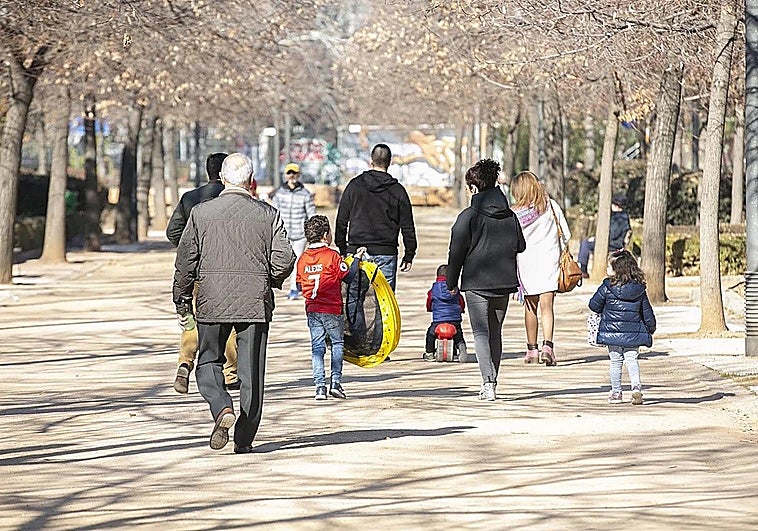 Detenida por levantar del pelo, zarandear y golpear a su hija de dos años en Granada porque «se portaba mal»