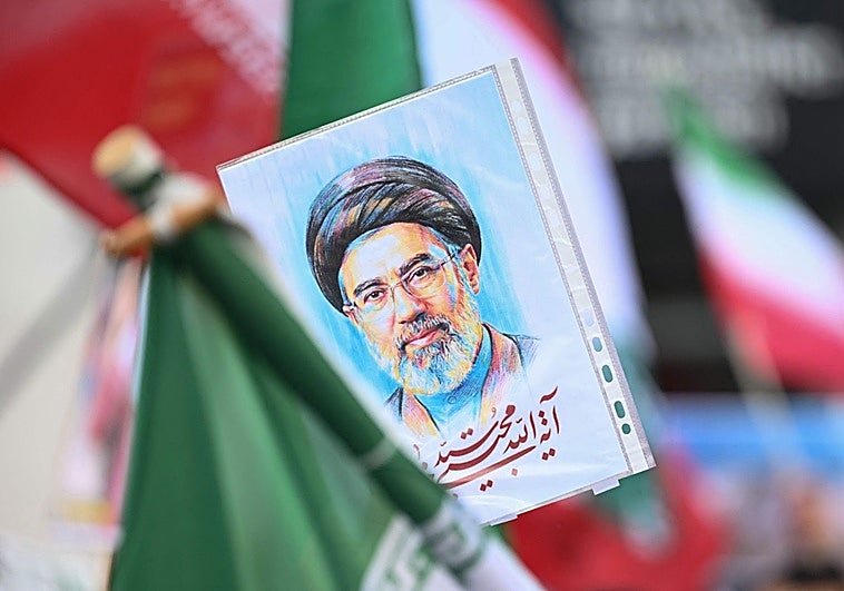 La lucha interna en el régimen iraní por la elección de Jamenei: conspiraciones, rivalidades y amenazas