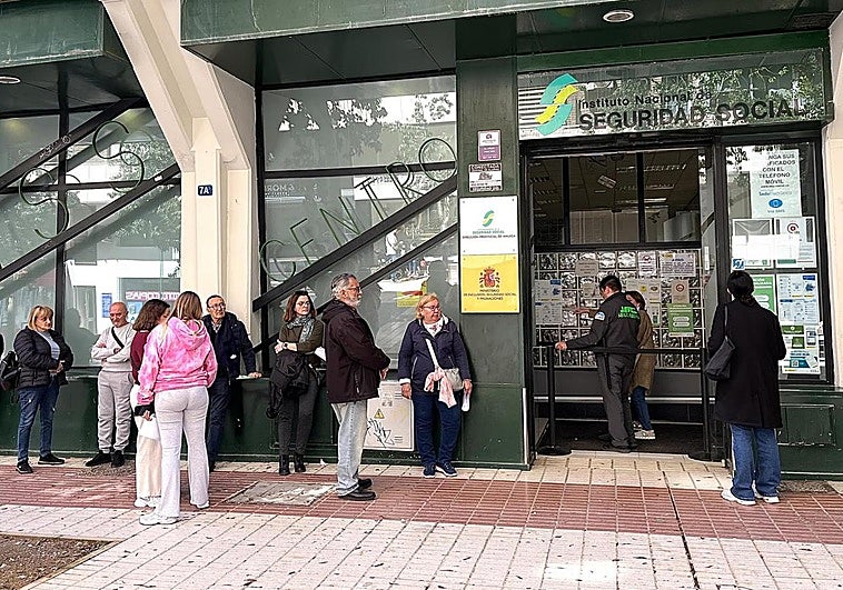 La tarea casi imposible de pedir cita para jubilarse o apuntarse al paro