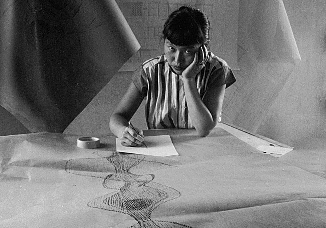 La artista y escultora Ruth Asawa esbozando un diseño. (1954)