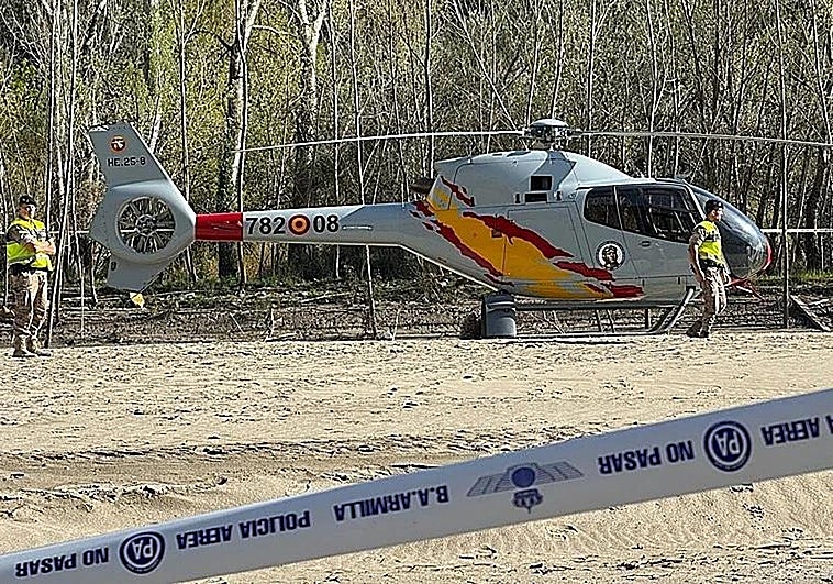 Un helicóptero militar aterriza de emergencia en Granada tras chocar con un cable