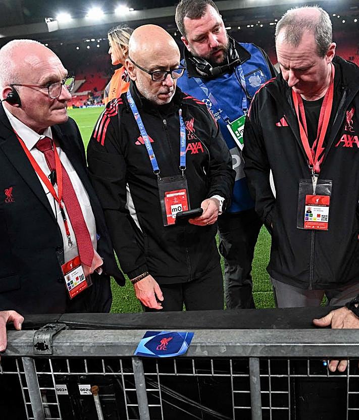 İkincil resim 2 - Yukarıdaki resimde Noa Lang olaydan sonra oksijen alıyor. Aşağıda, solda, futbolcu bir sedye üzerinde taşınıyor. Sağda, Liverpool personeli kesintinin meydana geldiği çitleri inceliyor.